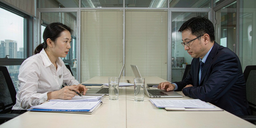 乐企联用接入条件全解析:营收、开票量门槛怎么算(2026 最新版)(图1) 企业财务负责人与技术顾问对照材料讨论接入方案(场景示意图)