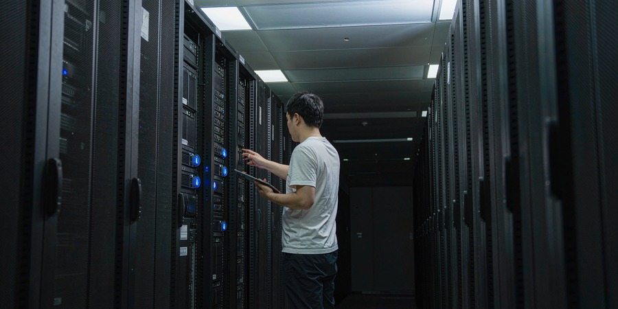 乐企直连和乐企联用有什么区别?企业该怎么选(2026 最新版)(图1) 技术团队在机房巡检服务器与网络设备(场景示意图)